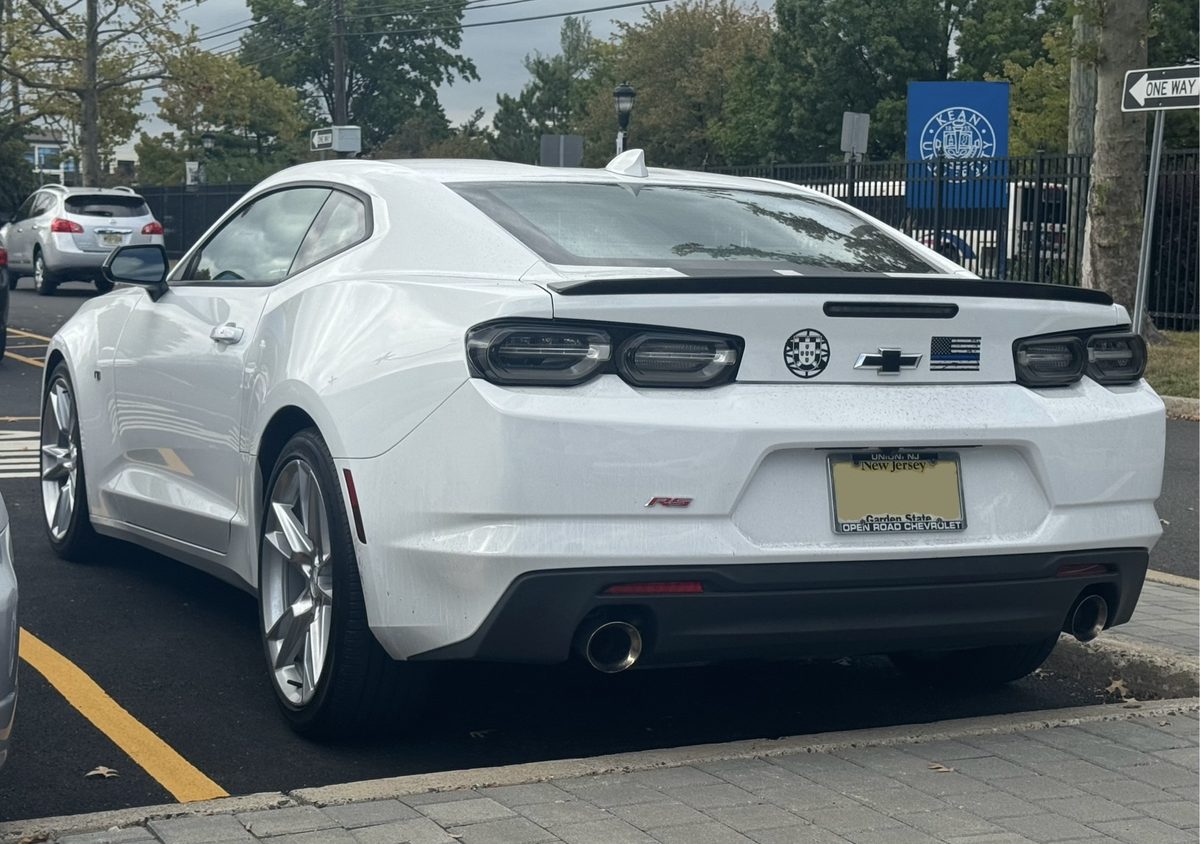 2021 Chevrolet Camaro LT1 — photo 2