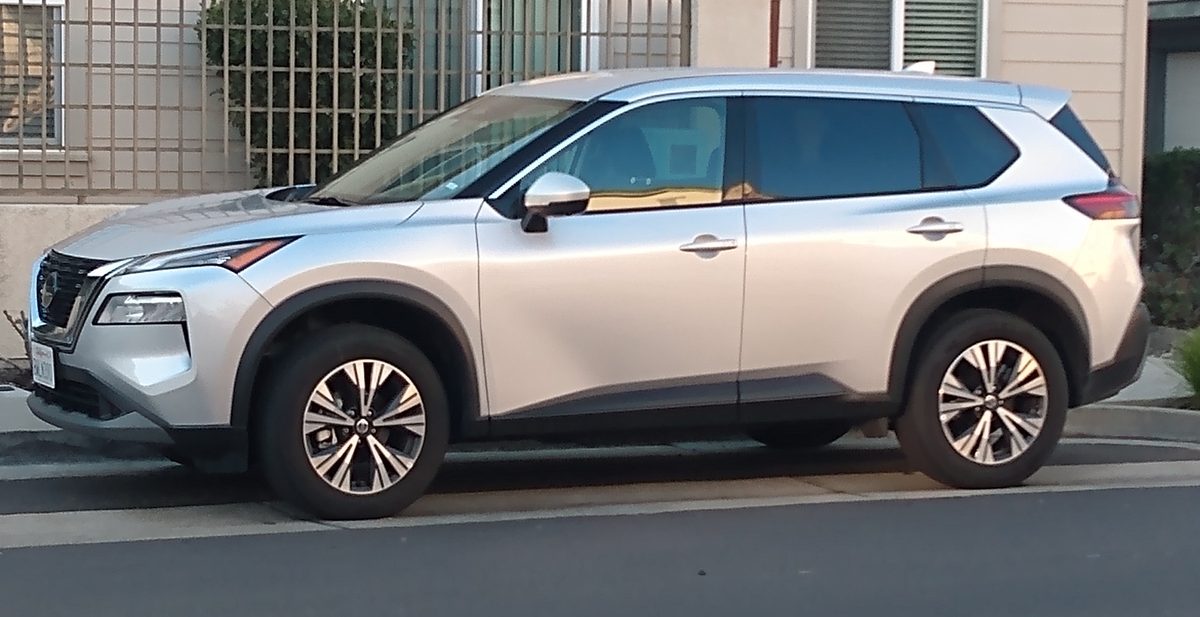 2022 Nissan Rogue SV — photo 2