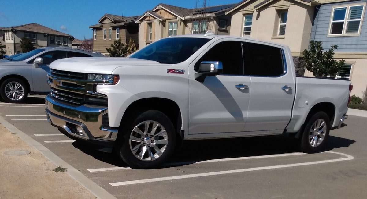2022 Chevrolet Silverado 1500 LT Crew Cab — photo 2